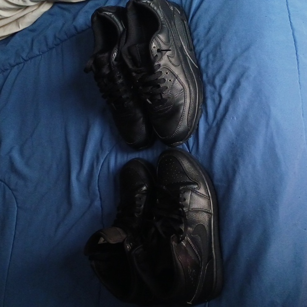 2 pairs of black youth speakers Jordan 1s and Air Max. Both size 8